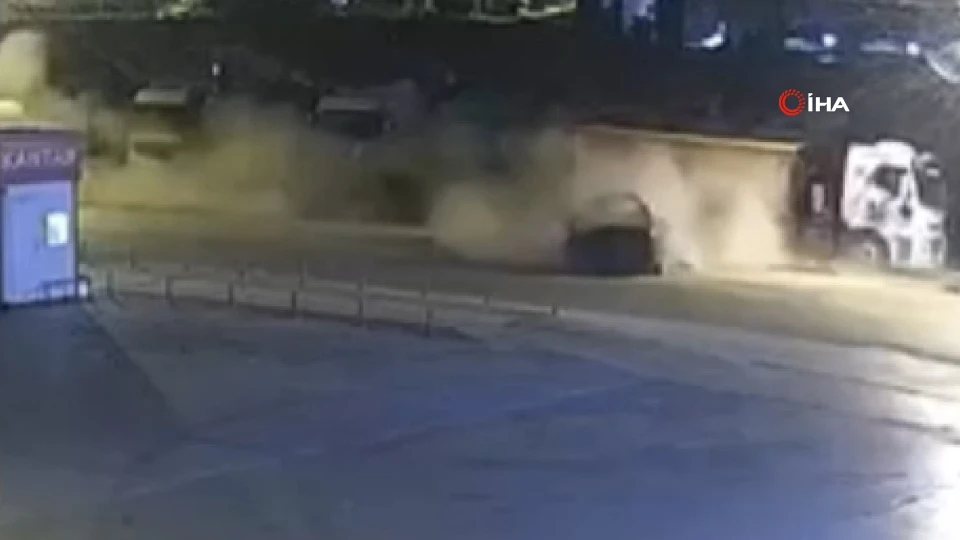 Ankara'da bir otomobil park halindeki kamyona çarptı: 3 ölü, 1 yaralı