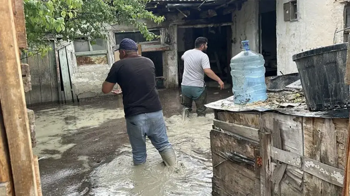 Kuvvetli sağanak sonrası Burdur'da evleri su bastı