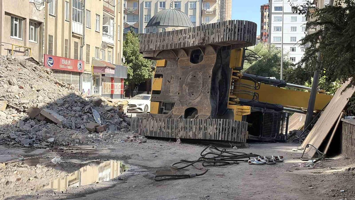 Yıkım çalışmasındaki iş makinesi devrildi: 1 yaralı