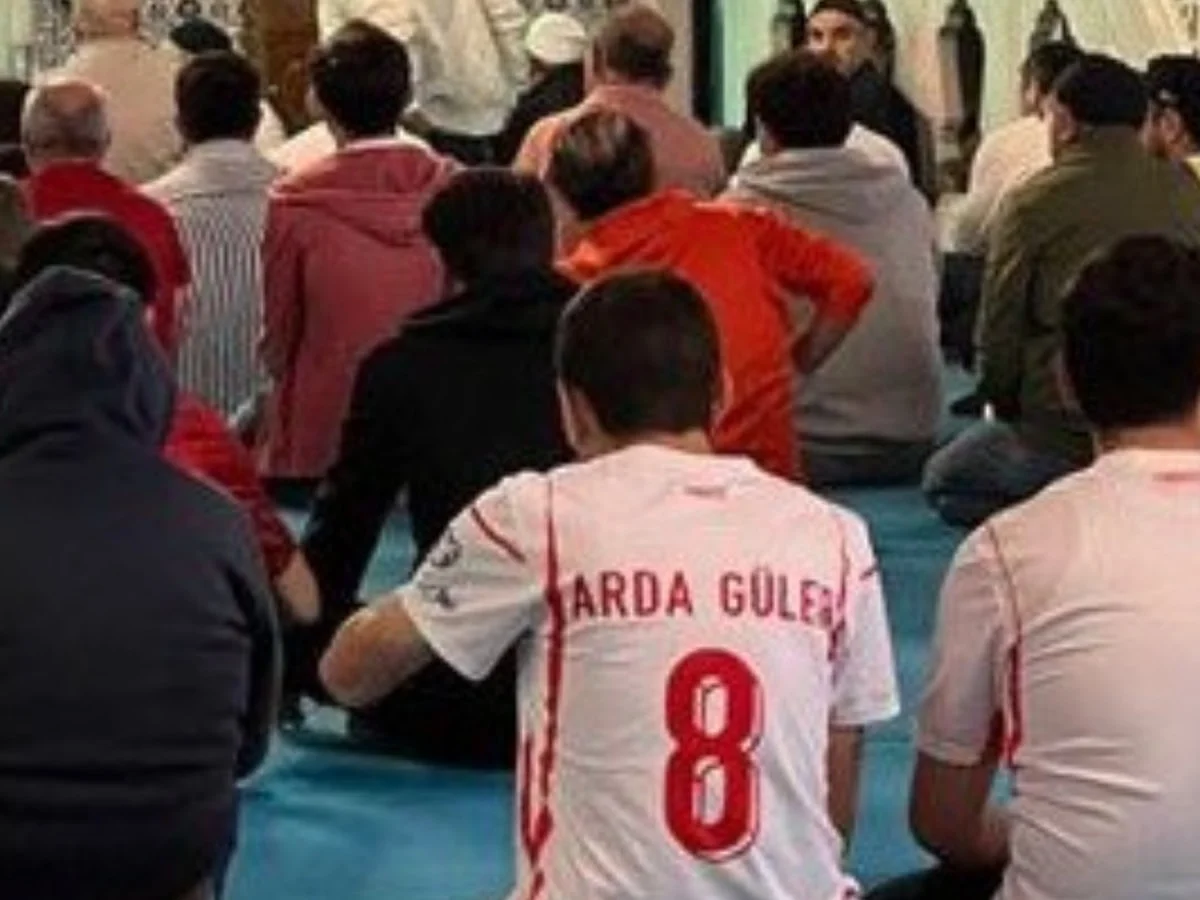 Milli takıma destek için sabah namazında formayla saf tuttular