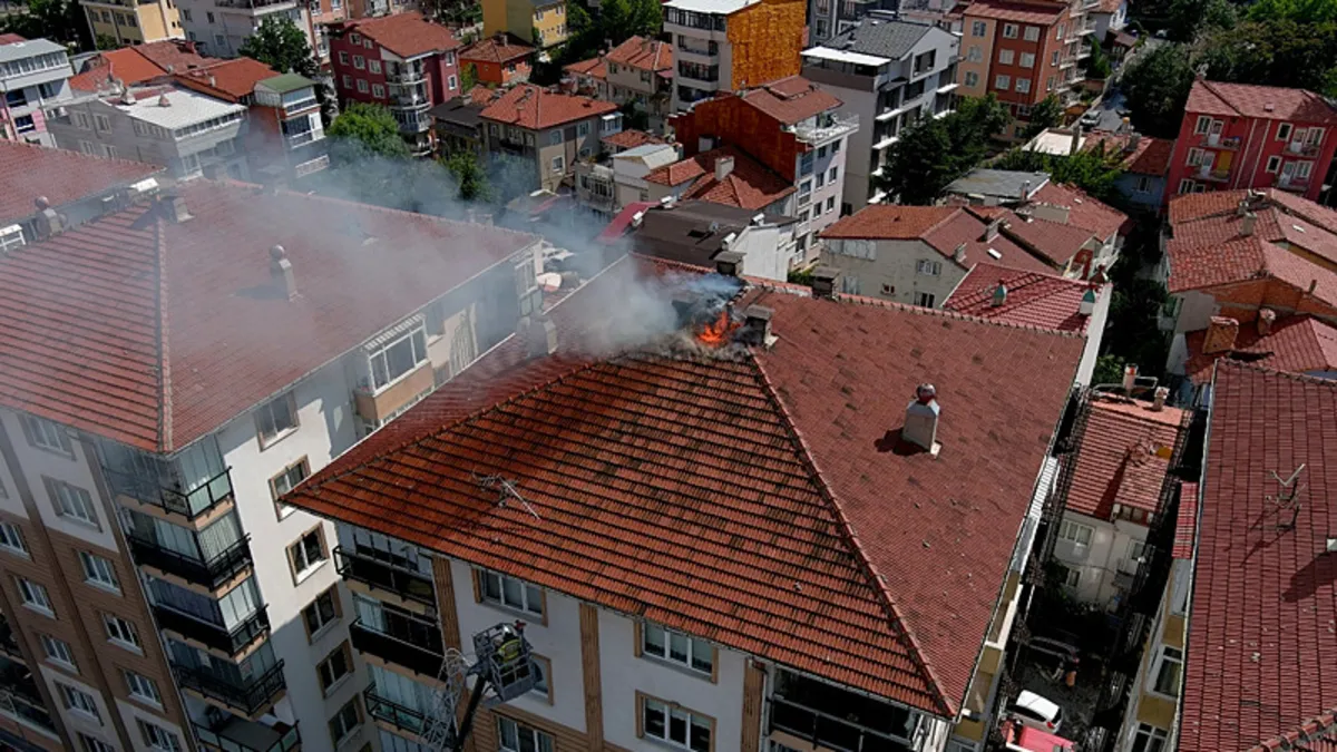 Yıldırım düşen apartmanın çatısında yangın çıktı