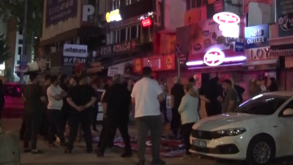 CHP Ankara İl Başkanlığı binası önünde gerginlik