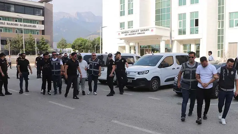 Denizli'de 1 kişinin öldüğü silahlı kavgaya ilişkin gözaltına alınan 13 şüpheli adliyede