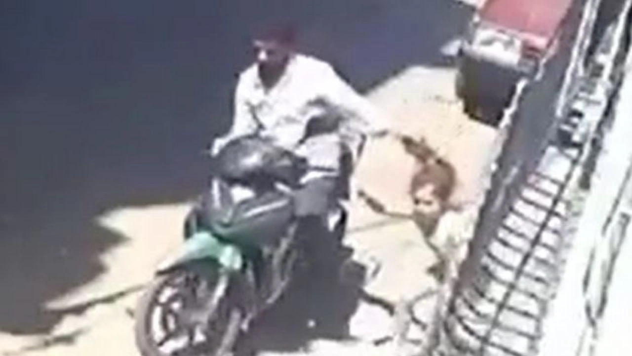 Baba 7 yaşındaki kızını motosikletle saçından sürükledi