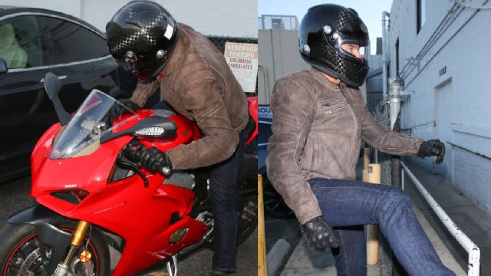 Tom Cruise restorana motosiklet kaskıyla girdi