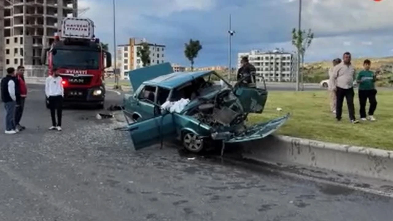 Refüje çıkan araç hurdaya döndü: 1'i ağır 4 yaralı