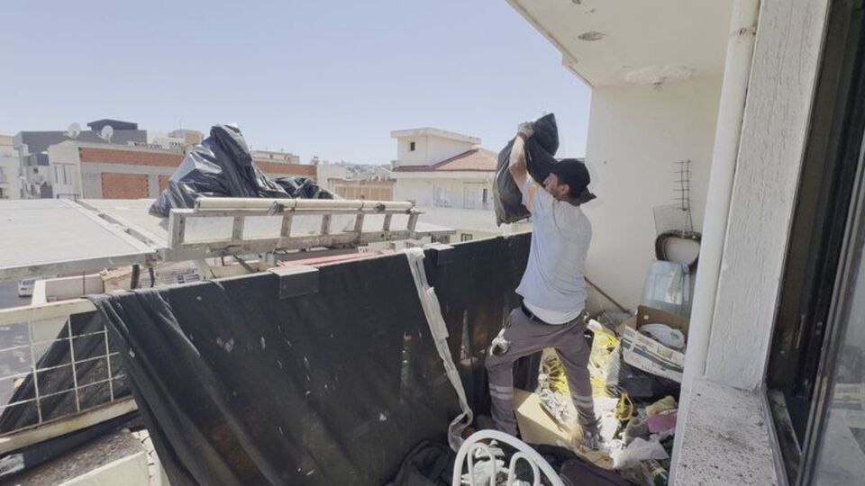 Kuşadası'nda bir evden 2,3 ton atık çıkarıldı