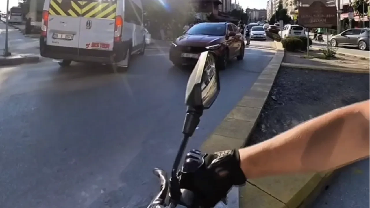 Servis şoförü kazaya davet çıkardı! Önce motosikletlinin üzerine kırdı, sonra ters yöne girdi