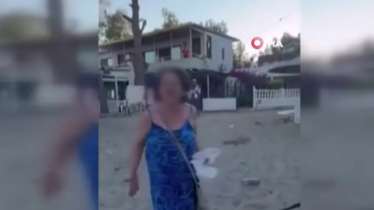 İzmir Seferihisar'da plajda şok anlar: Yaşlı kadın anne ve kıza saldırıp sandalyeyi fırlattı