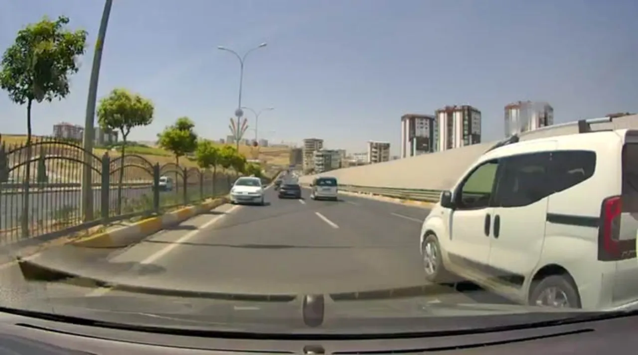 Hem kendini hem trafiği tehlikeye attı! Ters yönde ilerleyen araç kameraya yansıdı