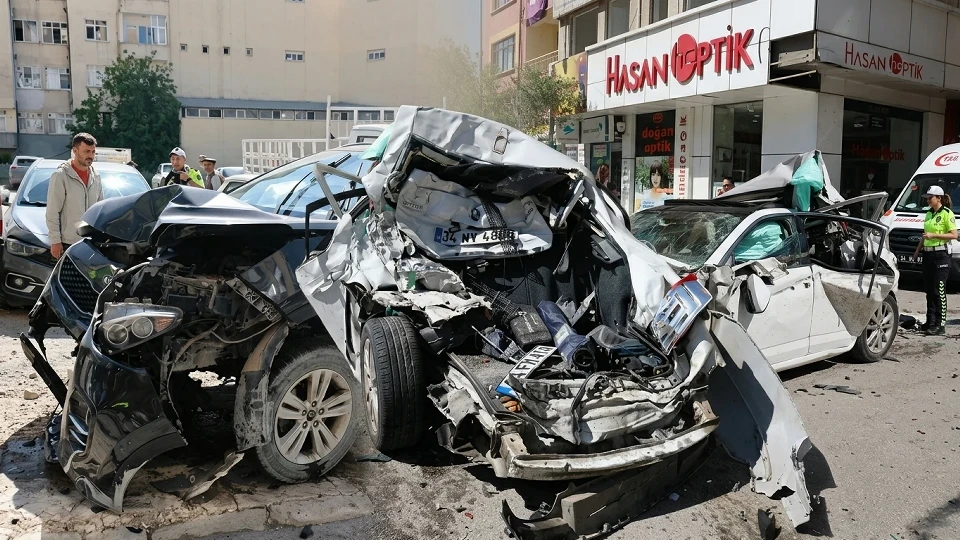 Elazığ Pertek Caddesi'nde kamyon kazası: Freni patlayan hafriyat aracı 10 aracı ezdi | Güncel Haberler