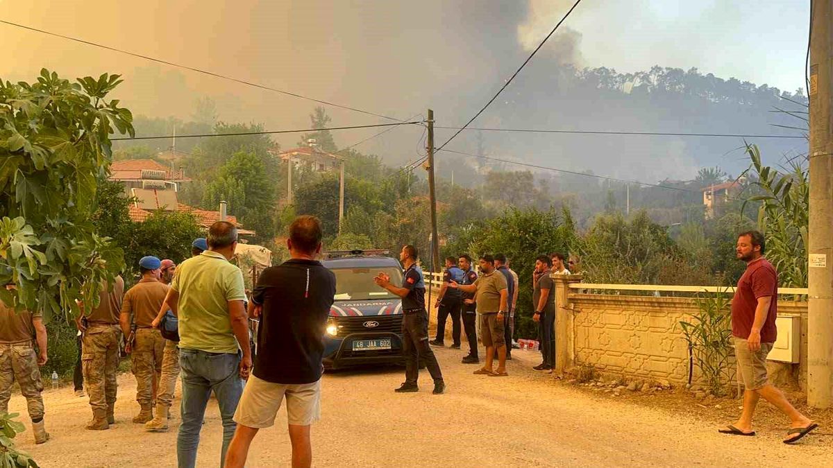 Fethiye'deki yangın 4 saattir sürüyor: "Bir mahalle tedbir amaçlı tahliye ediliyor"