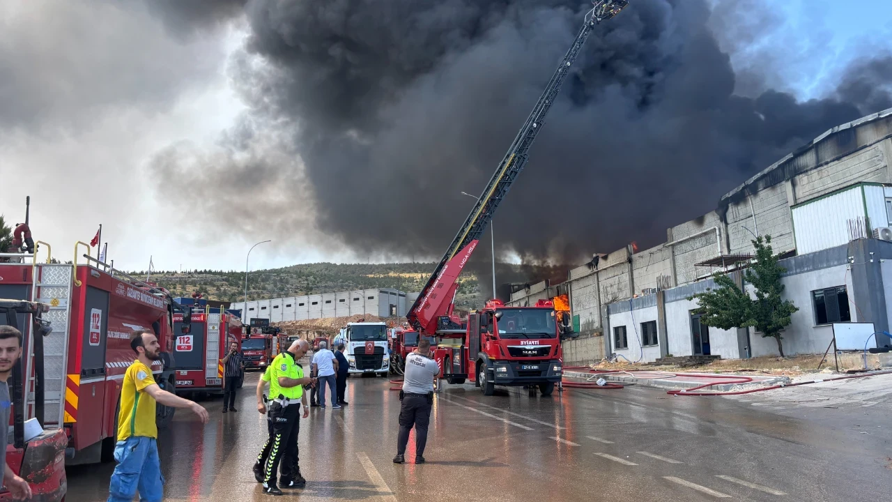Gaziantep'te Tekstil Fabrikasında Yangın, Saatlerdir Sürüyor