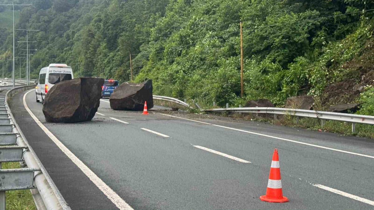 Rize'de yola düşen dev kayalar sürücüleri zorladı