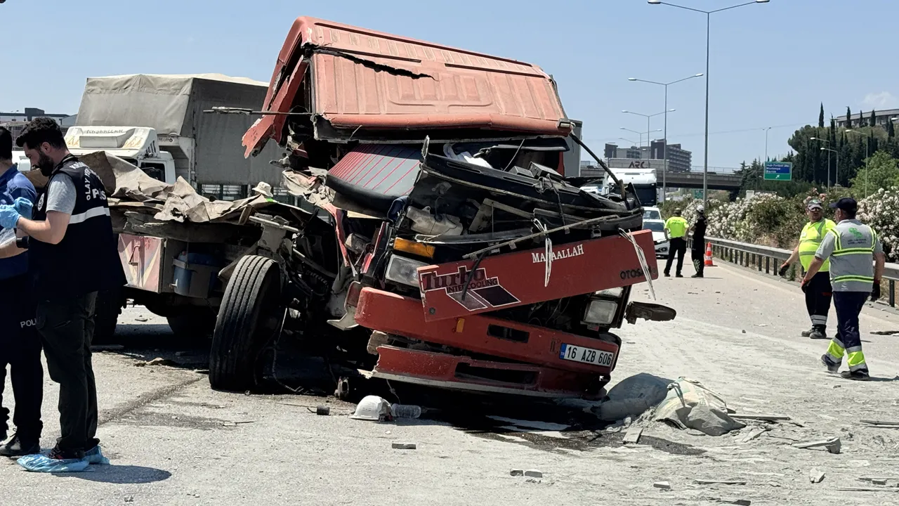 Bursa'da feci kaza: Otoyolda 3 araca çarpan kamyonun sürücüsü öldü