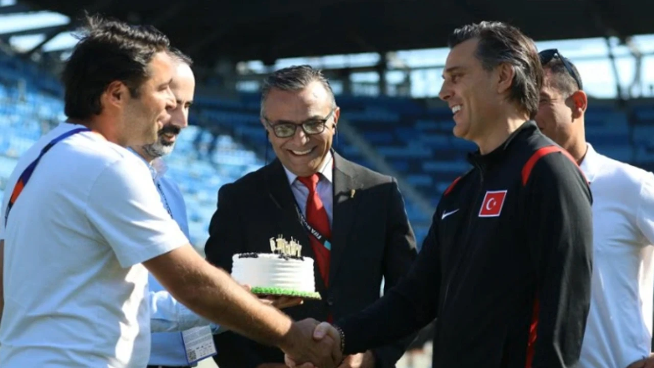 Basın mensuplarından Montella’ya doğum günü sürprizi
