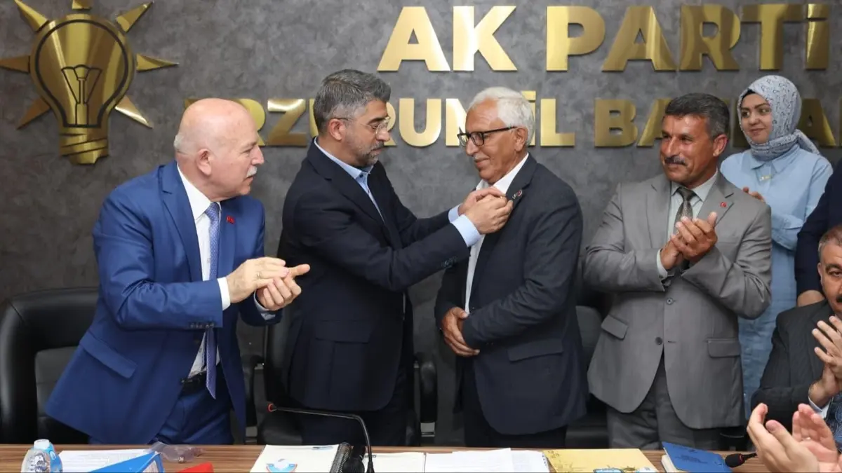 CHP'den istifa edip AK Parti'ye geçti
