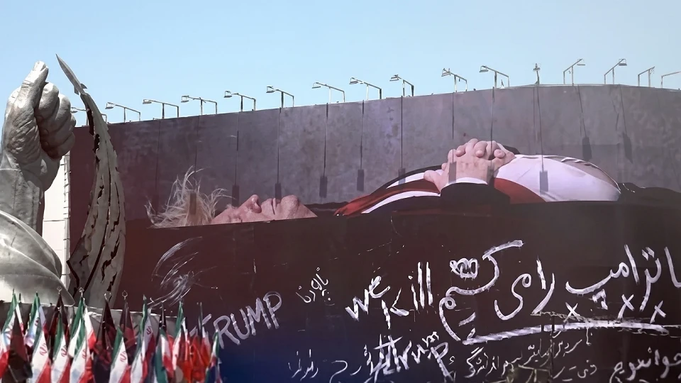 İran-ABD hattında ipler tamamen koptu: Tahran meydanlarında Donald Trump'lı tabut afişleri!