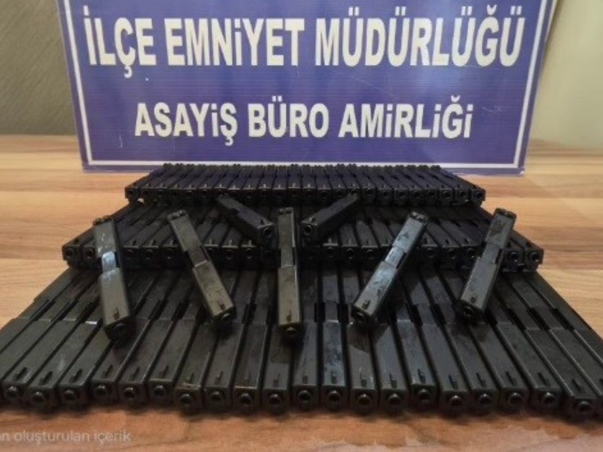 Hatay'da otomobilde gizlenmiş 80 silah parçası ele geçirildi