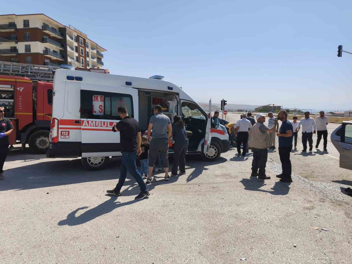 Van'da kamyonet ve otomobil çarpıştı: 6 yaralı