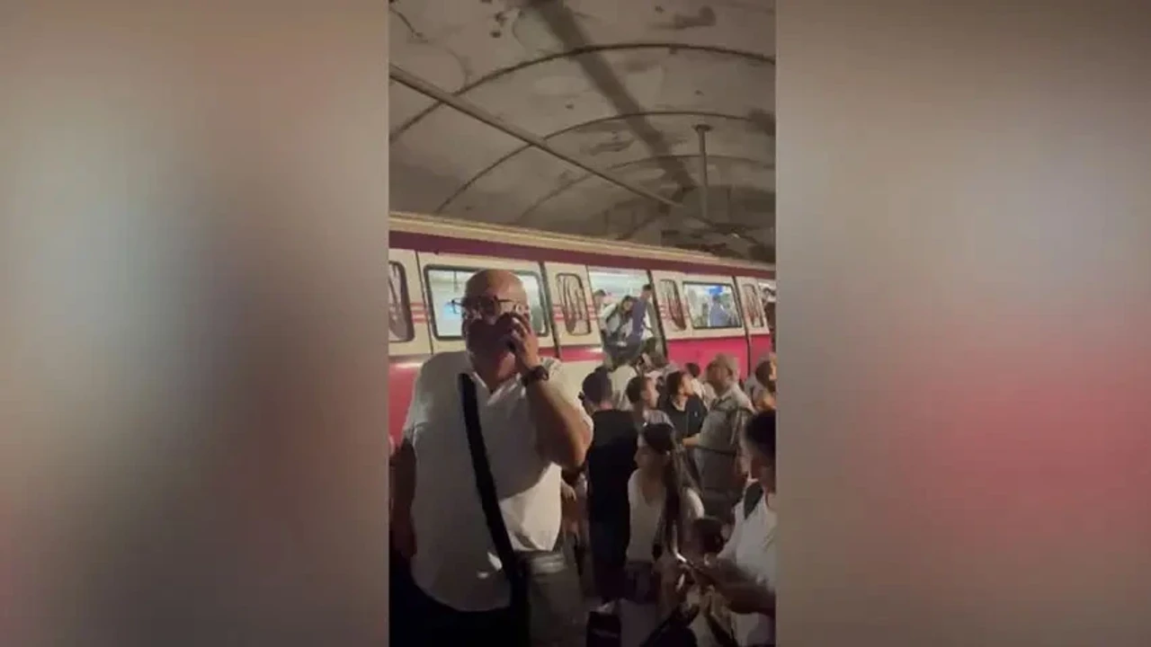 İstanbul'da metro raydan çıktı! Yolcular mahsur kaldı