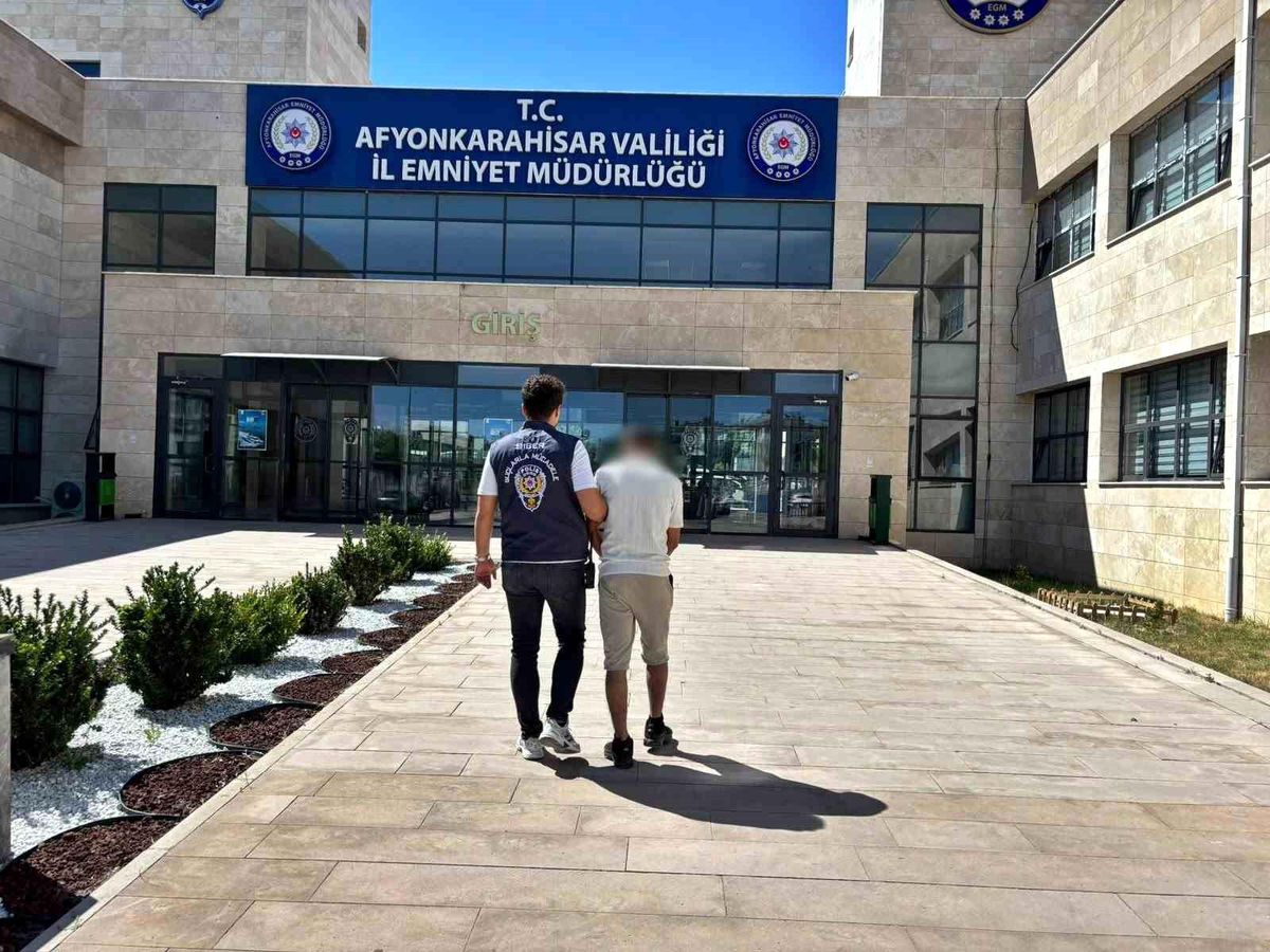 Dolandırıcılık suçundan aranan şahsı polis yakaladı