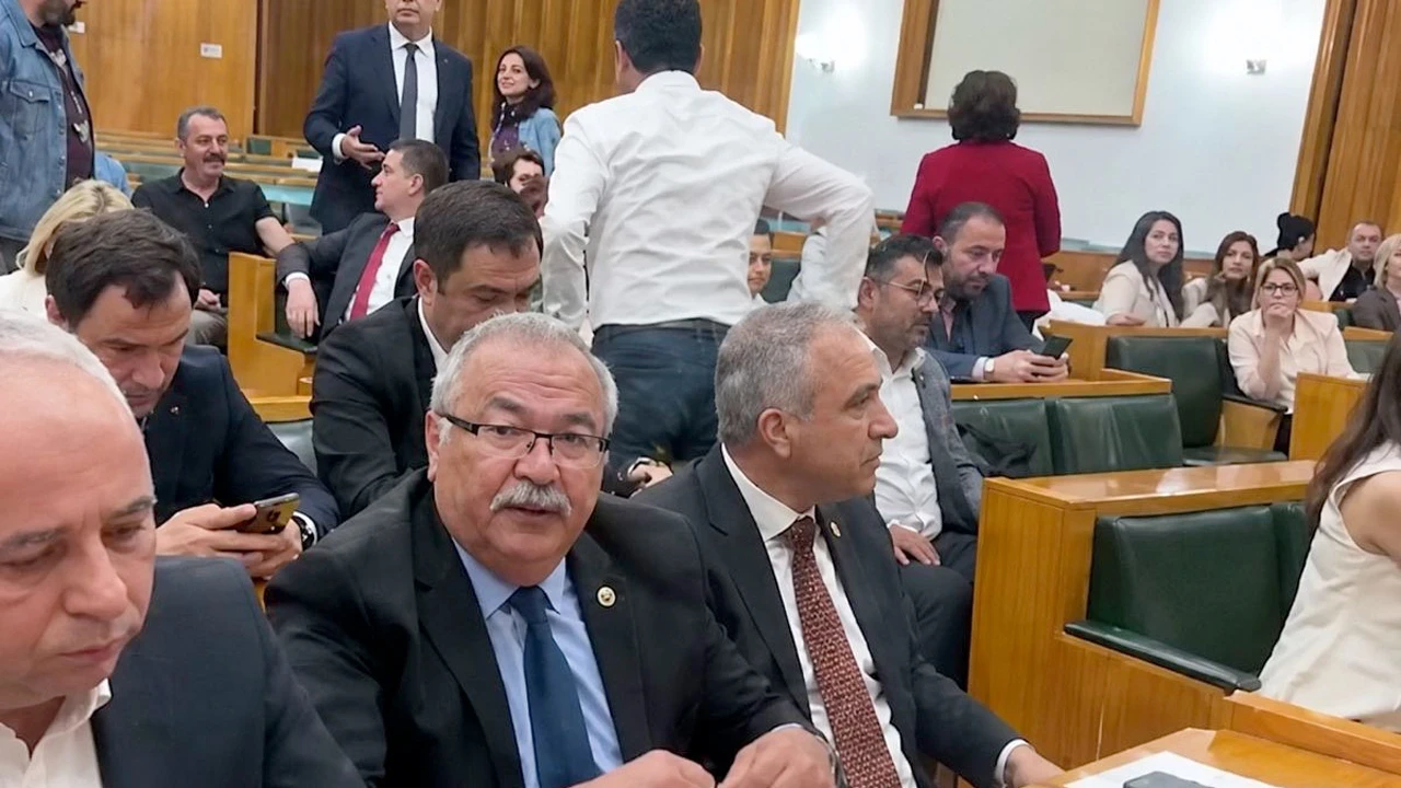 CHP grup toplantısı olay! Vekiller yer tuttu Özgür Özel mi Kılıçdaroğlu mu konuşacak