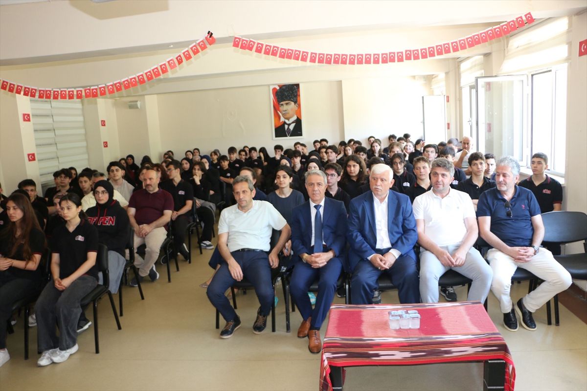 Of Fen Lisesi'nde şiir dinletisi düzenlendi