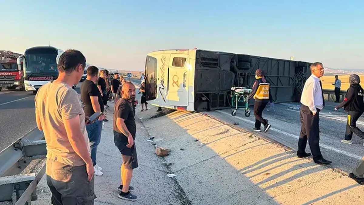 Kütahya’da can pazarı! Yolcu otobüsü bariyere girdi: Çok sayıda yaralı var