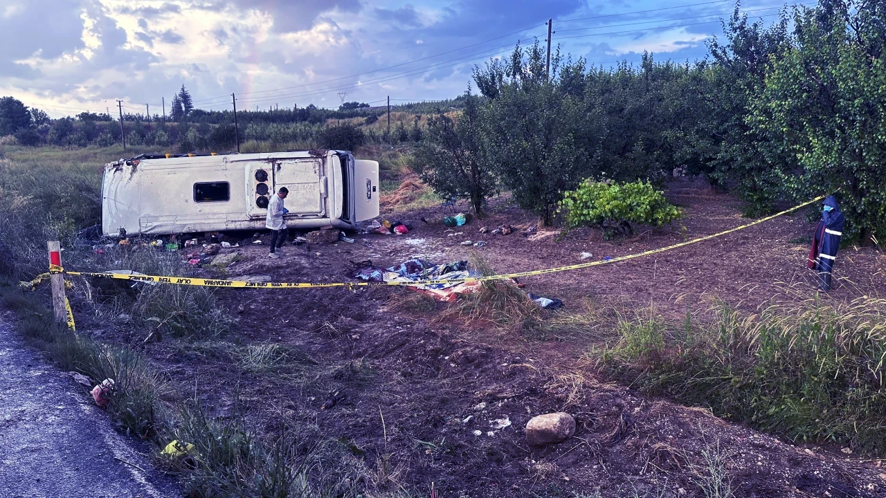 Tur minibüsü şarampole yuvarlandı! Can pazarı yaşandı: 5 ölü, 25 yaralı