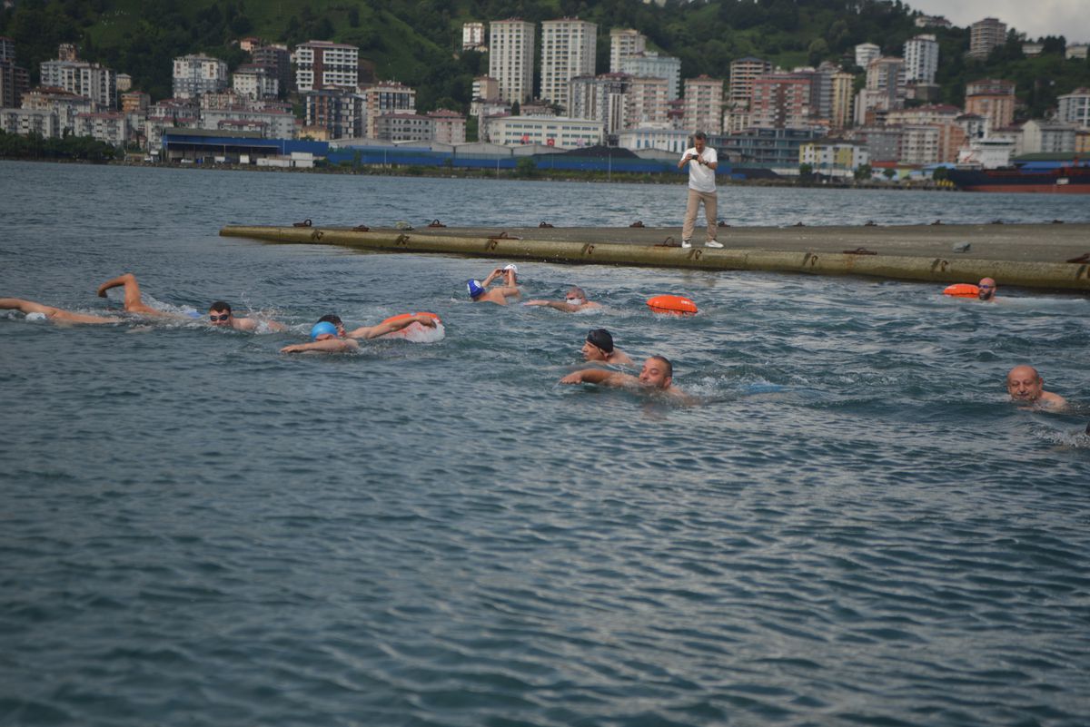 Rize'de 15 Temmuz şehitleri anısına kulaç attılar