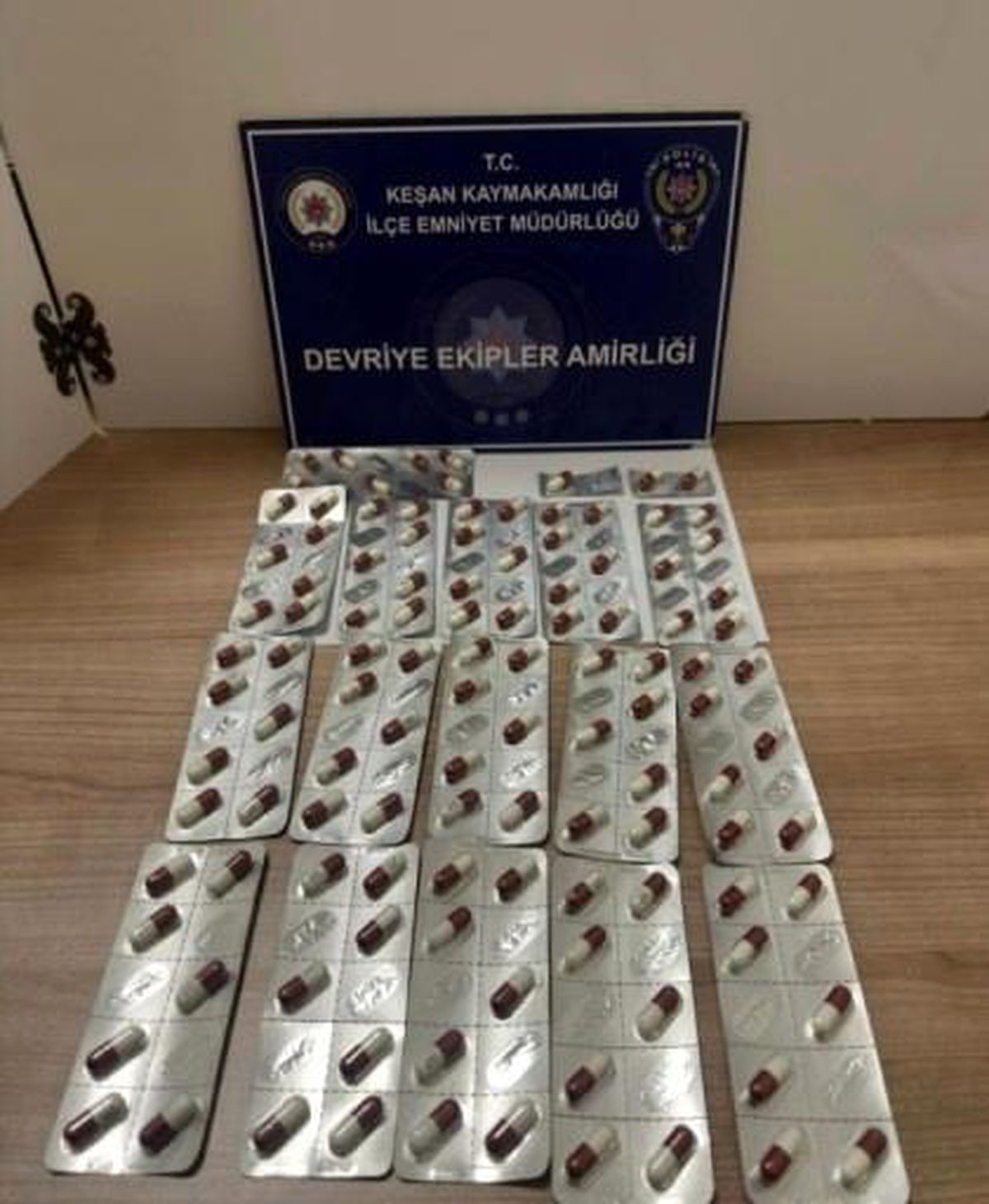 Keşan'da bir şüphelinin üzerinde 115 sentetik ecza ele geçirildi