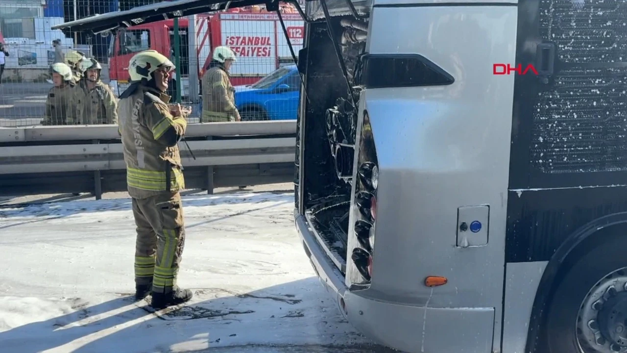 Metrobüsün motor kısmında çıkan yangın söndürüldü