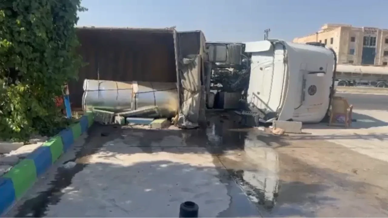Mardin’de yürekleri ağızlara getiren kaza! Ağır tonajlı tırın devrilme anı kamerada