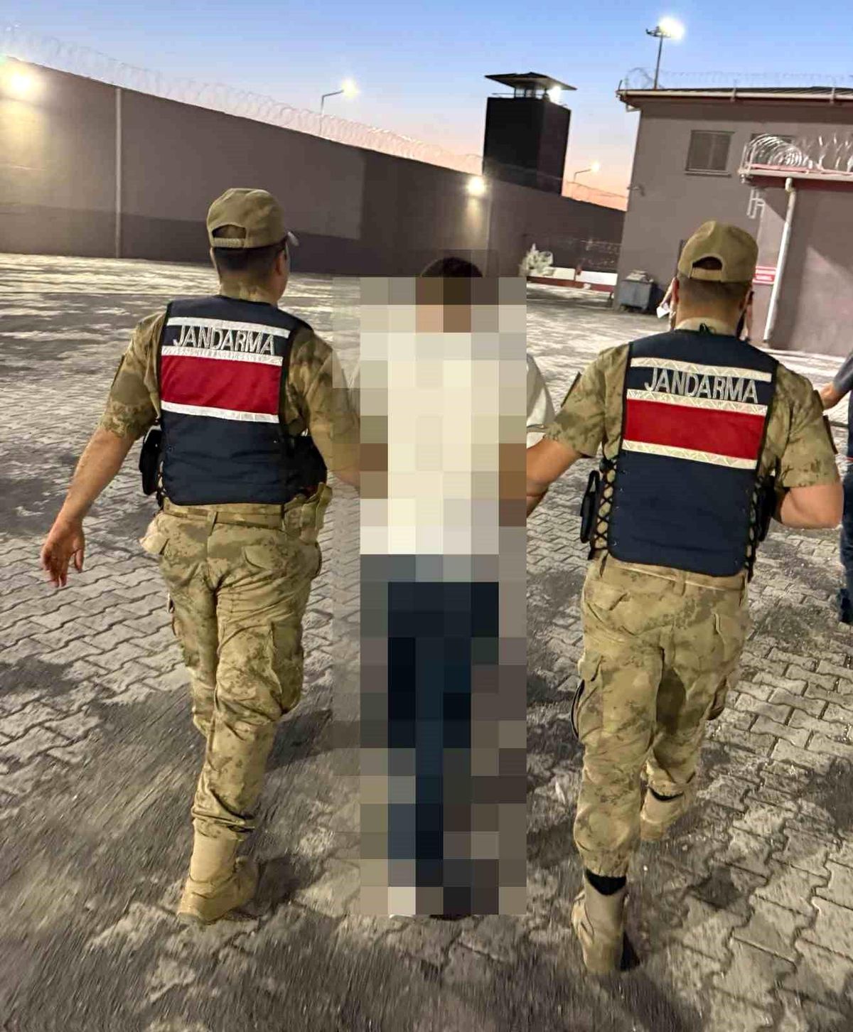Karaköprü'de aranan şahıs yakalandı