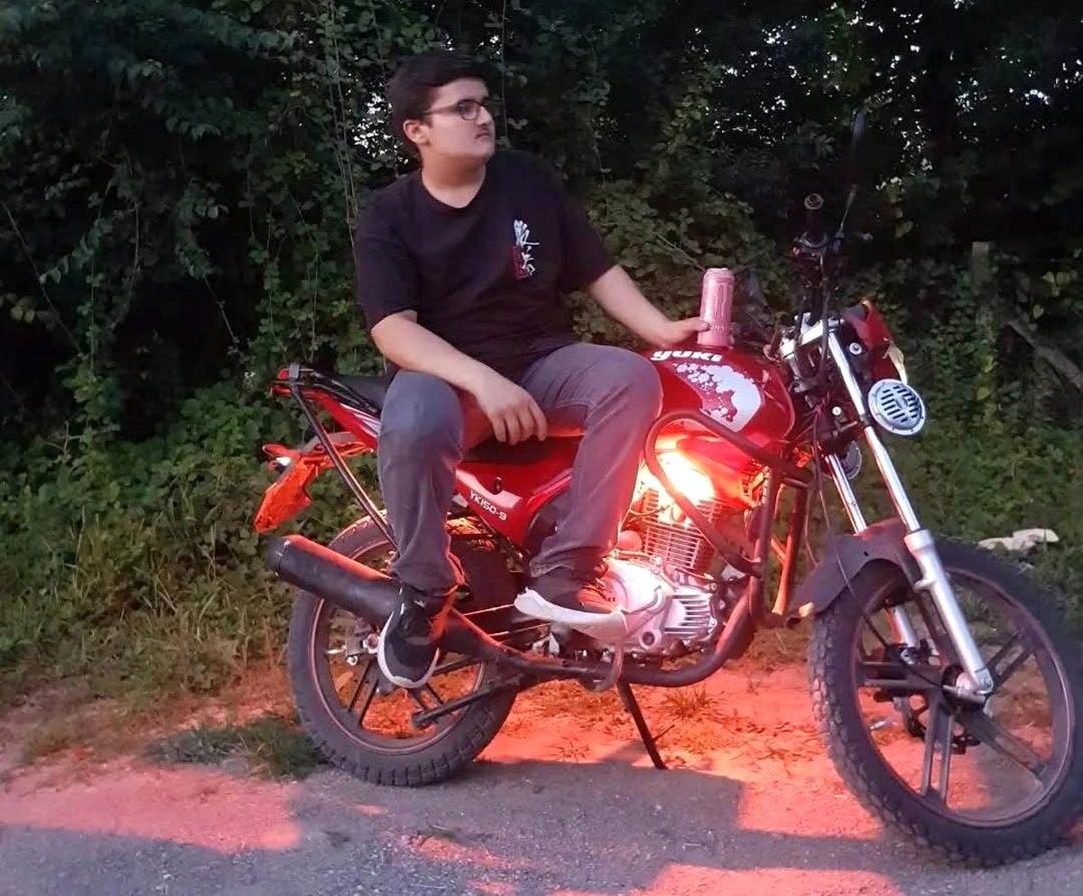 Otomobili deviren motosiklet sürücüsü yaşam mücadelesini kaybetti