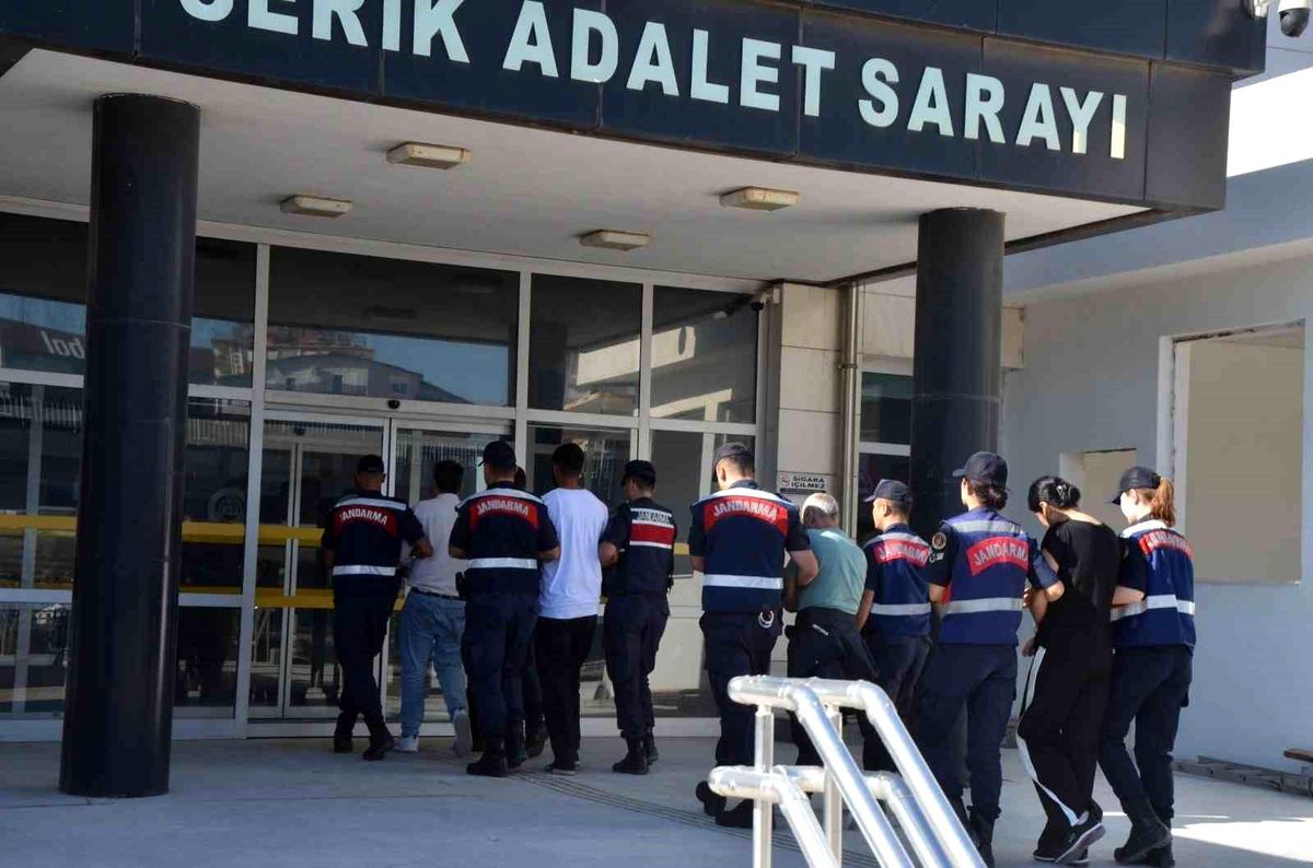Serik'teki sosyal medya dolandırıcılığı operasyonunda 4 şüpheliden 3'ü tutuklandı