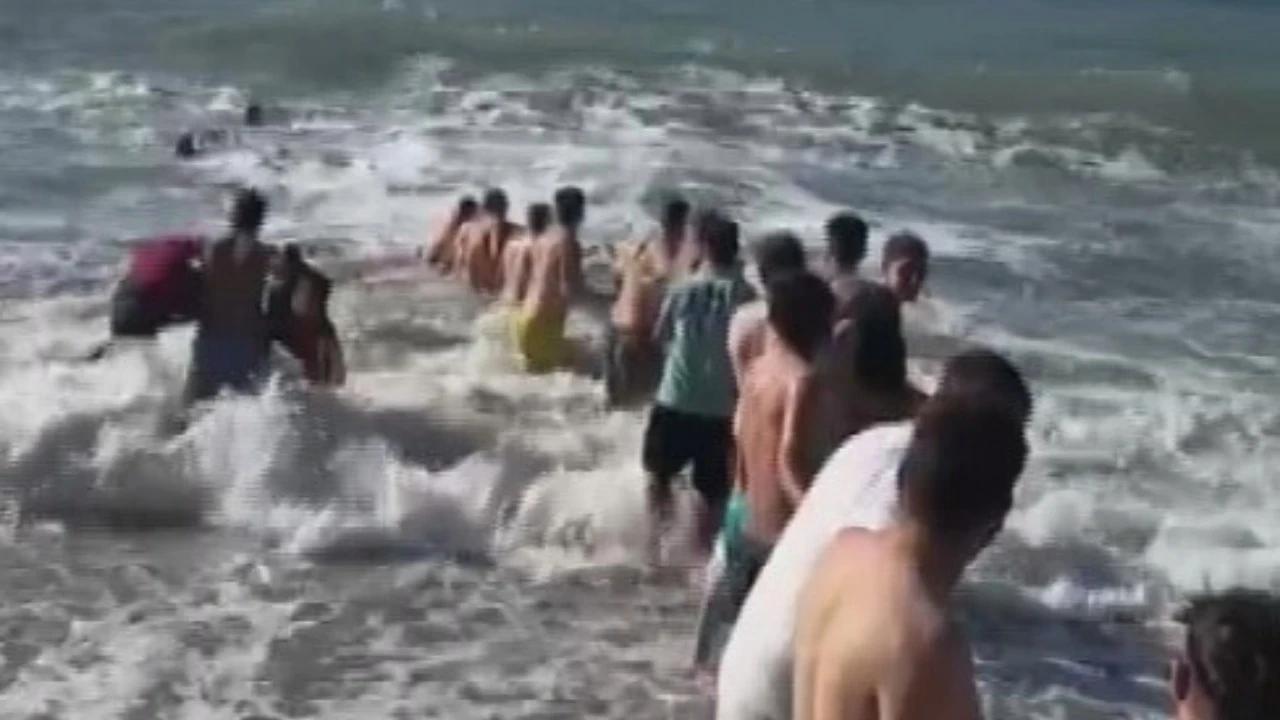 İnsan zinciriyle kurtarıldılar