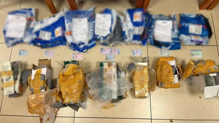 İstanbul'da göçmen kaçakçılığı operasyonu: Sahte belgeleri kargoyla yurt dışına gönderen şüpheli tutuklandı
