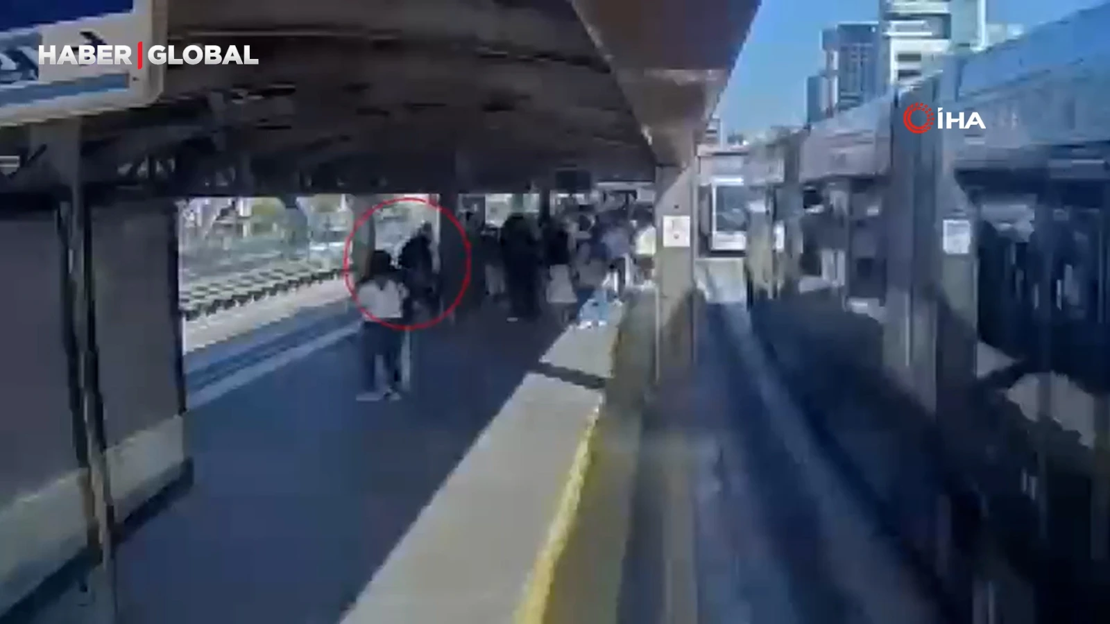 Beylikdüzü metrobüs durağında bıçaklı saldırı anları! 1 ölü