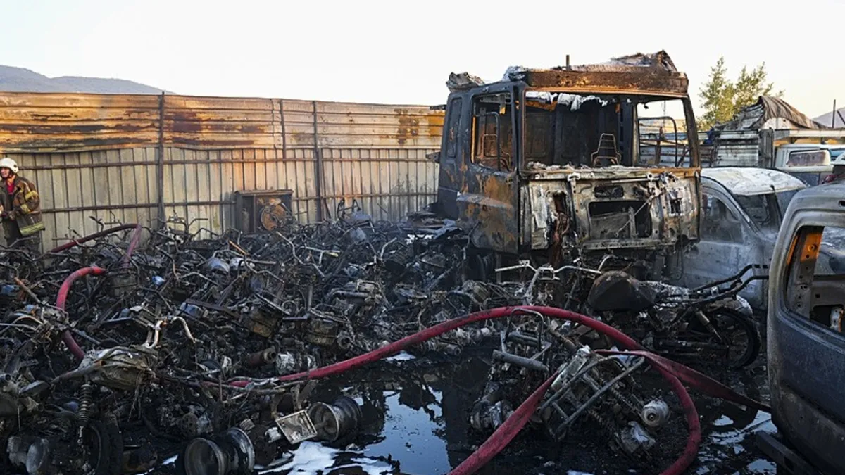 İzmir'de yediemin otoparkı alev cehennemine döndü! Onlarca araç küle döndü