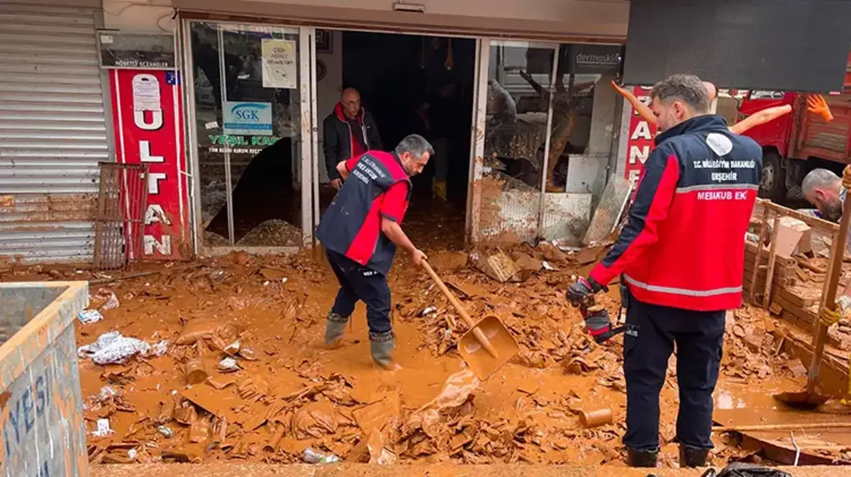 Kırşehir’de sel sonrası temizlik çalışmaları başladı! Sular çekildi çamur kaldı