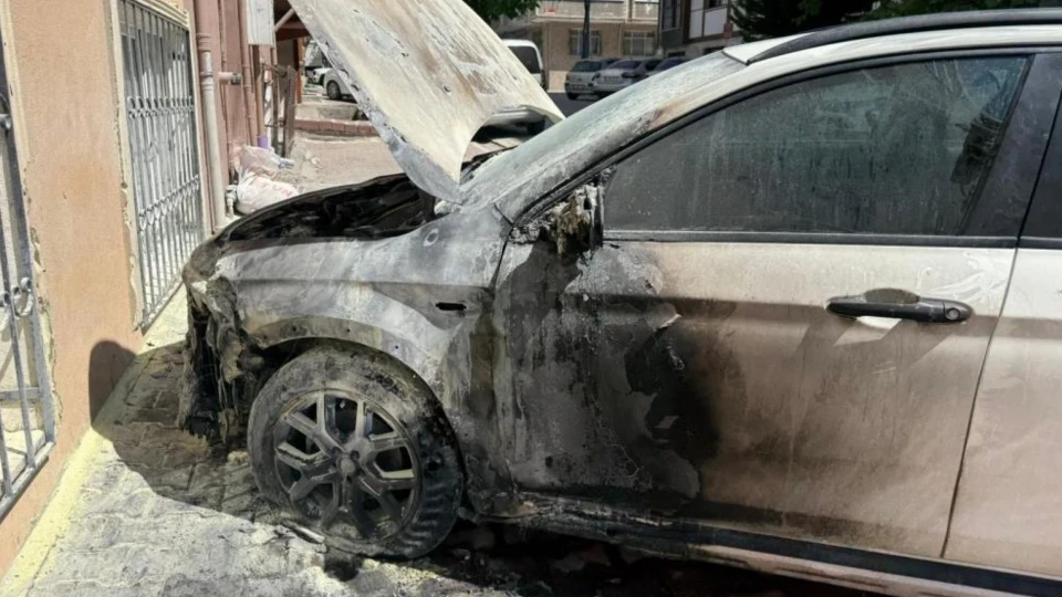 Esenyurt Pınar Mahallesi'nde kundaklama: Park halindeki araçlar ateşe verildi