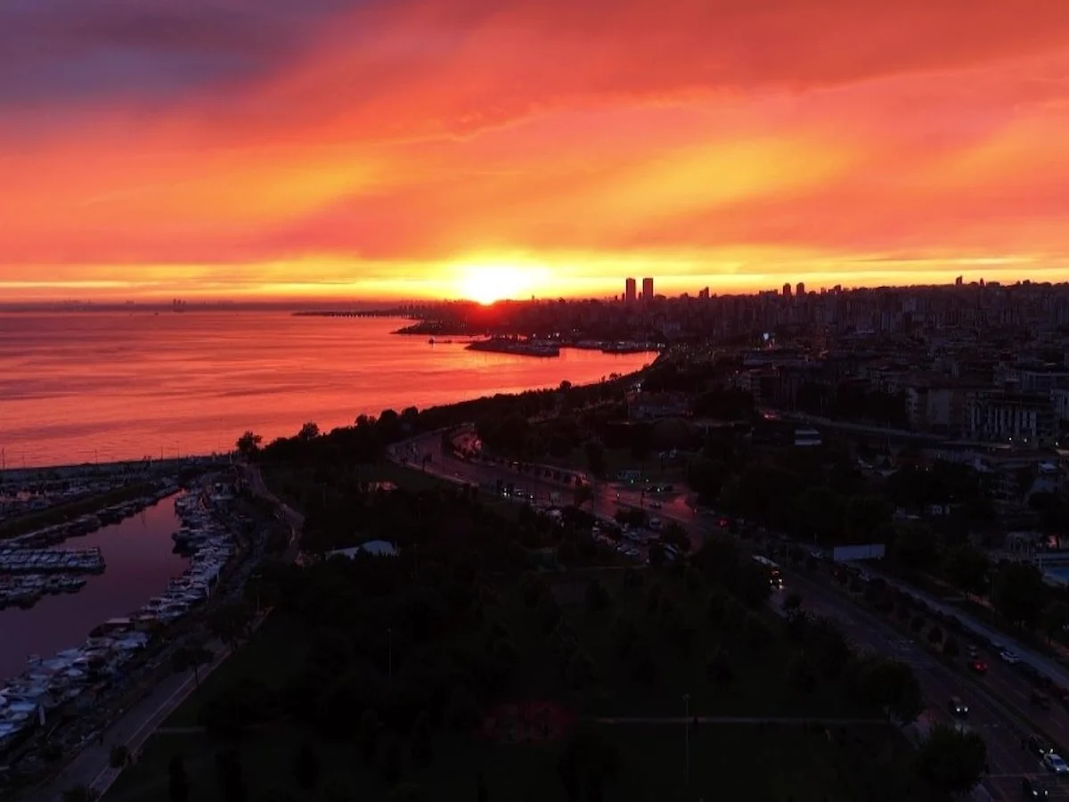 İstanbul'da yağmur sonrası kartpostallık manzara: Gökkuşağı ve gün batımı büyüledi