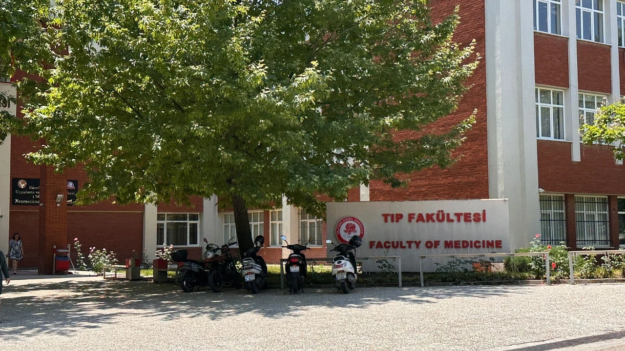 Tıp Fakültesinde Rüşvet Karşılığı Soruları Sızdırıldı İddiası! Emniyet Soruşturma Başlattı, Sınav İptal Edildi
