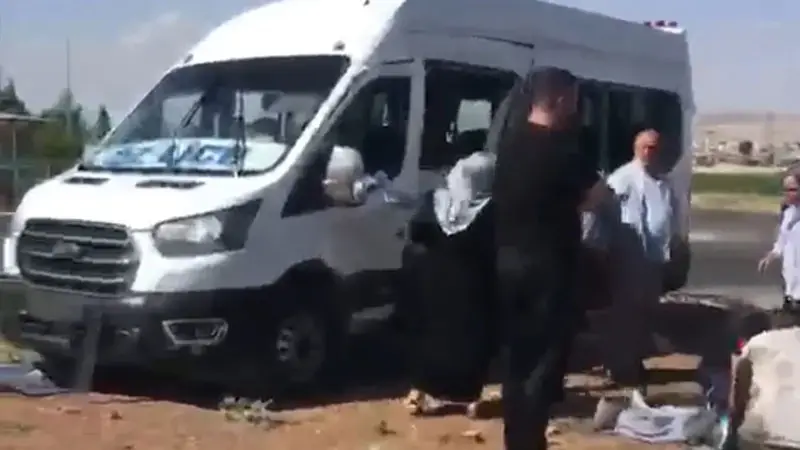 Batman'da yolcu minibüsü ile para nakil minibüsü çarpıştı: 15 yaralı
