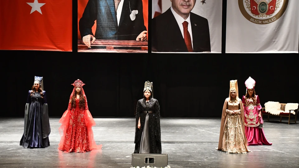 Bilecik'te kursiyerler Osmanlı kıyafetleri defilesi düzenledi