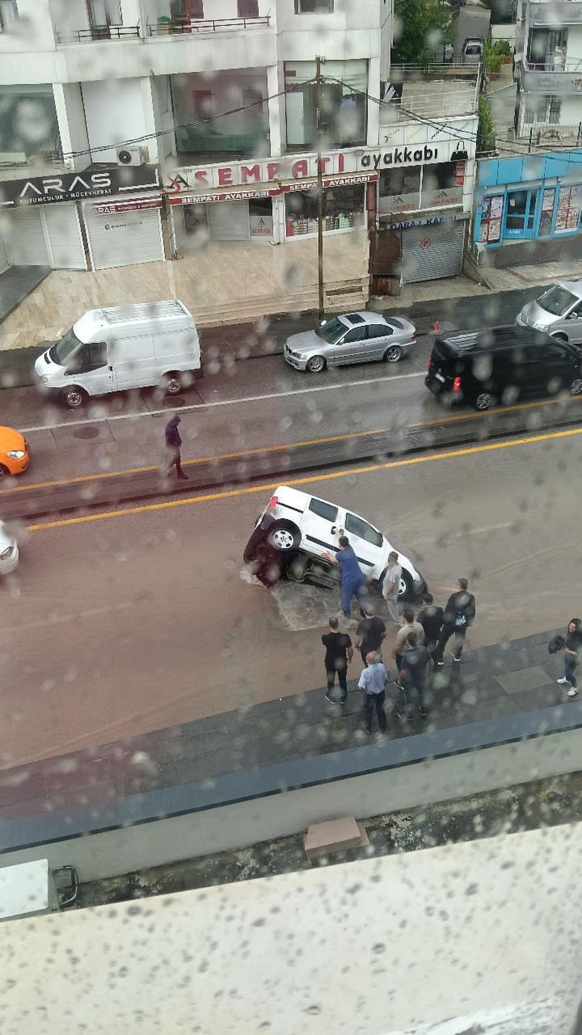 Başkentte sağanak hayatı felç etti: Yol çöktü, araç çukura düştü, iş yerlerini su bastı