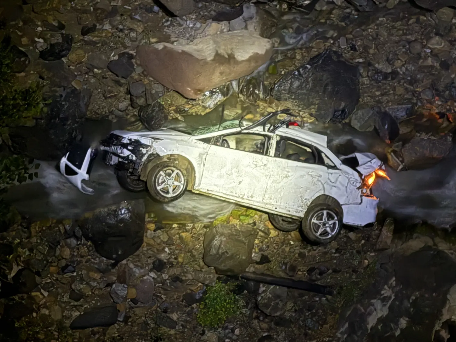 Bingöl'de dere yatağına devrilen otomobildeki 1 kişi öldü, 1 kişi yaralandı