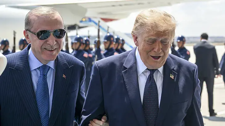 Cumhurbaşkanı Erdoğan ve Donald Trump el ele, omuz omuza! Beden dili uzmanı yorumladı: 'Diplomaside yeni bir dil'